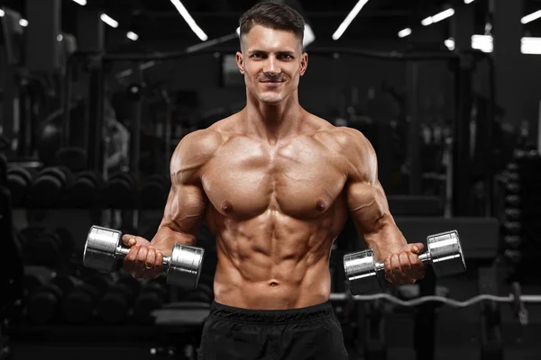 Muskulös Man Tränar Gym Gör Motion För Biceps Stark Man — Stockfoto