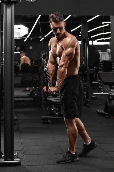 Svalnatý Muž Pracuje Posilovně Dělá Cvičení Pro Triceps Silný Muž — Stock fotografie