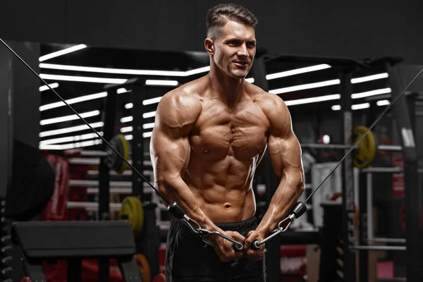 Spierman Aan Het Trainen Sportschool Doet Kabel Crossover Oefening Voor — Stockfoto