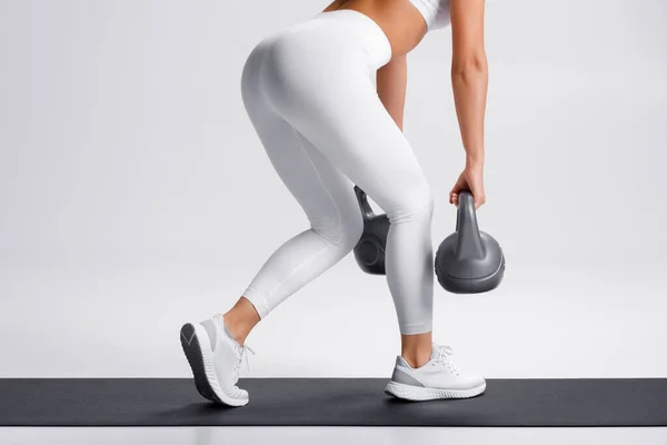 Sportowa Kobieta Robi Martwe Ćwiczenia Dla Pośladków Szarym Tle Fitness — Zdjęcie stockowe