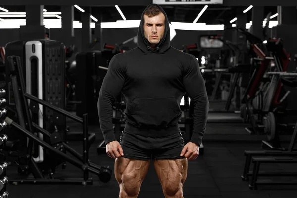 Hombre Musculoso Con Piernas Musculares Gimnasio Hombre Fuerte Sudadera Con —  Fotos de Stock