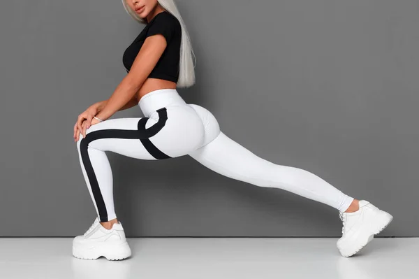 Γυμναστική Γυναίκα Κάνει Lunges Ασκήσεις Για Προπόνηση Πόδι Μυών Ενεργό — Φωτογραφία Αρχείου