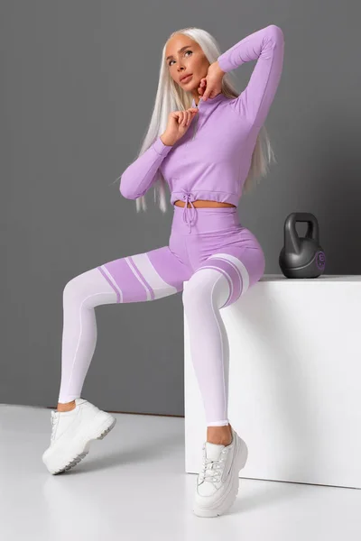 Vacker Fitness Kvinna Leggings Atletisk Flicka Grå Bakgrund — Stockfoto