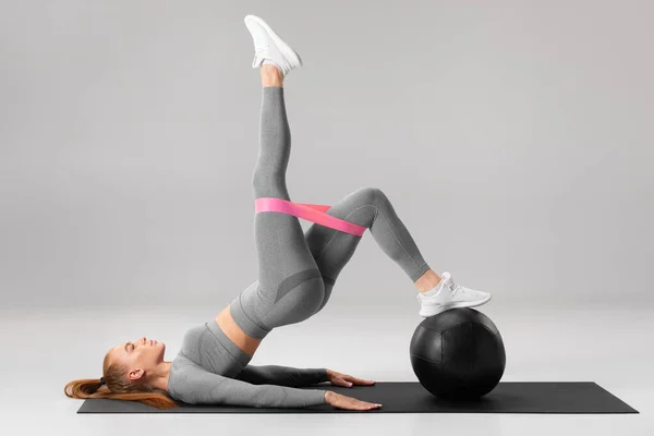 Athletic Flicka Gör Glute Bridge Motion Med Motstånd Band Grå — Stockfoto