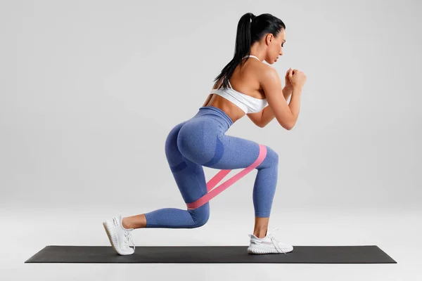 Mujer Fitness Haciendo Ejercicio Para Glúteo Con Banda Resistencia Sobre — Foto de Stock