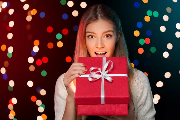 Gelukkig meisje in opwinding Kerstmis doos die is gloeiende binnen. Opgewonden vrouw. De Gift van Kerstmis — Stockfoto