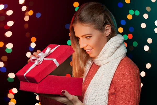 Chica feliz en la emoción apertura de la caja de Navidad que está brillando en el interior. Mujer emocionada. Regalo de Navidad —  Fotos de Stock