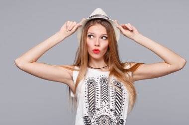 yana doğru heyecan arayan şaşırmış mutlu genç kadın. gri arka plan üzerinde izole