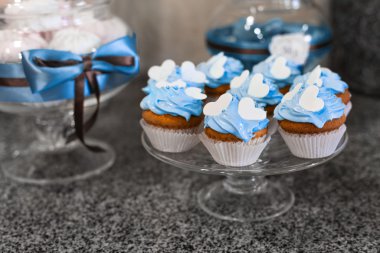 Mavi çörekler ve kekler