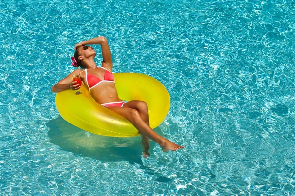 Сексуальная женщина в бикини в бассейне с коктейлем Лицензионные Стоковые Фото