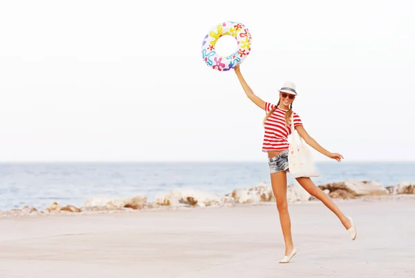 Happy beach woman wearing sunglasses — Stock Photo, Image