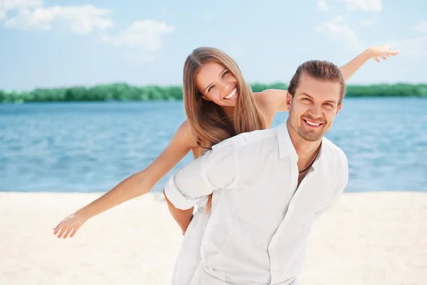 Casal feliz se divertindo durante o verão — Fotografia de Stock