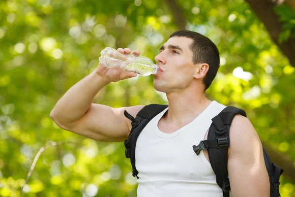 Mann trinkt Wasser aus Flasche — Stockfoto