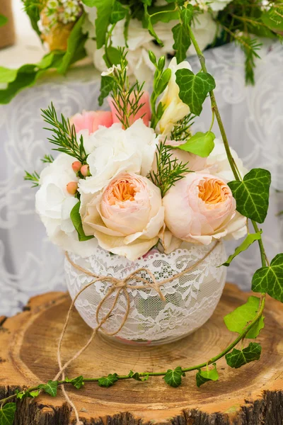 Blumenvase auf einem Holzstumpf. Dekoration für den Tisch — Stockfoto