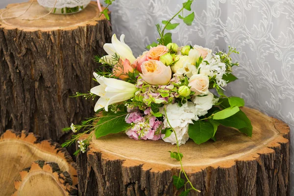 Ramo floral en un tocón de madera. Decoración para la mesa — Foto de Stock