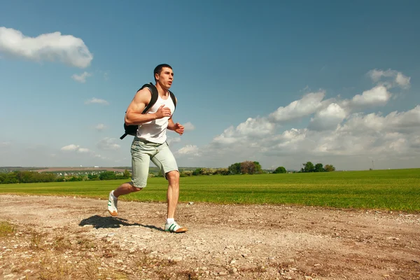 Hombre corriendo corriendo corriendo cruz — Foto de Stock