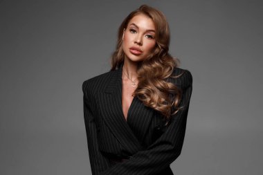 Siyah ceket giymiş güzel bir kadın. Ceketli seksi kadın.