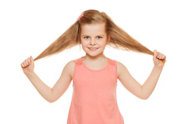 Biraz eğlenceli neşeli kız beyaz arka plan üzerinde izole bir pembe gömlek tutan eller saç