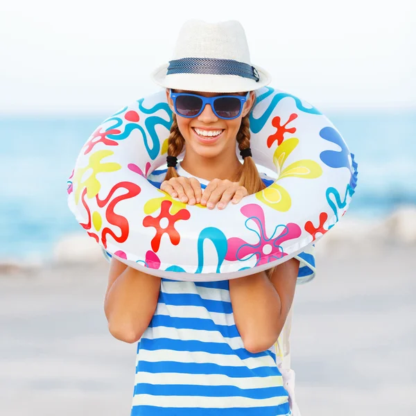 Mujer de playa feliz y colorido con gafas de sol y sombrero de playa que tienen diversión de verano durante las vacaciones de viaje — Foto de Stock