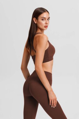 Gri arka plandaki atletik kız. Fitness kadını