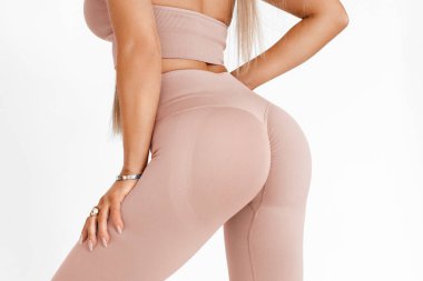 Güzel kalçalı, taytlı bir kadın. Sportif ganimet.