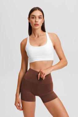 Gri arka plandaki atletik kız. Fitness kadını