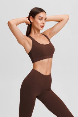 Gri arka plandaki atletik kız. Fitness kadını