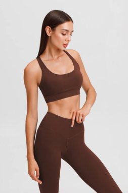 Gri arka plandaki atletik kız. Fitness kadını