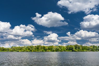 Mavi gökyüzü ve bulutlar yaz günü Nehri üzerinde. Göl manzara