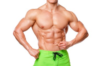 Yağsız, karın kasları gösterilen seksi atletik erkek beyaz arka plan üzerinde izole. Kaslı erkek fitness model abs