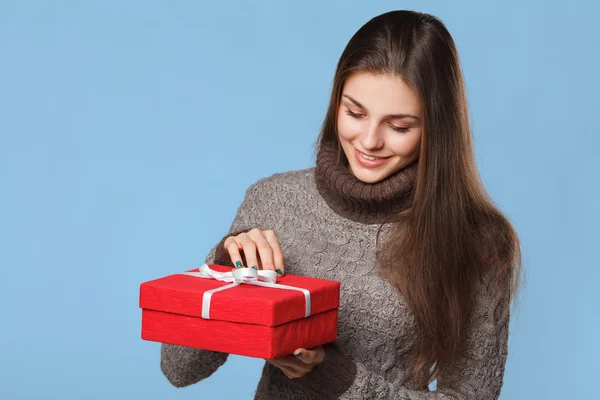 Happy girl in excitement opening Christmas box. Excited woman. Christmas Gift — Stock Photo, Image