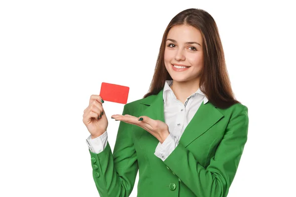 Gülümseyen iş boş kredi kartı gösteren yeşil takım elbiseli, beyaz bitti izole — Stok fotoğraf