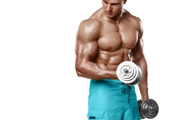 Hombre musculoso haciendo ejercicios con pesas en bíceps, fuertes abdominales masculinos desnudos del torso, aislados sobre fondo blanco —  Fotos de Stock