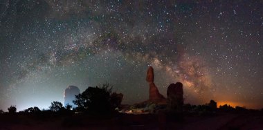 Dengeli kayalıklarda samanyolu ve ateşli dağlar.
