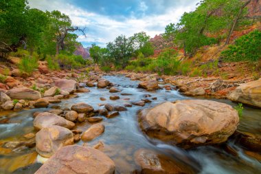 Çölde temiz nehir suyu