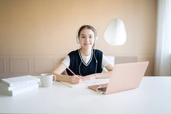 Nettes Teenager Mädchen Sitzt Mit Büchern Tisch Und Macht Hausaufgaben — Stockfoto