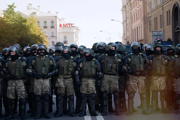 Minsk Belarus August 2020 Friedlicher Protest Minsk Bereitschaftspolizei Blockiert Straße Stockbild