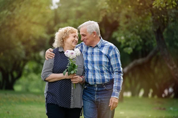 Feliz Pareja Ancianos Caminando Parque Atardecer Fotos De Stock Sin Royalties Gratis