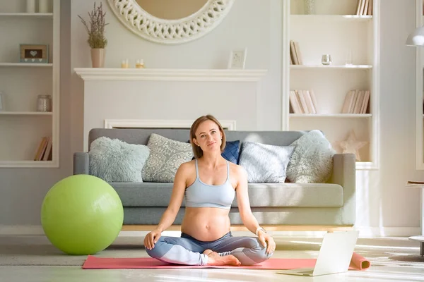 Schwangere Übt Hause Online Tutorials Laptop Training Wohnzimmer Stockbild