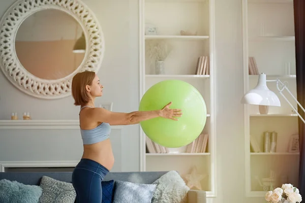 Mulher Grávida Exercitando Fitball Casa Gravidez Esporte Fitness Pessoas Conceito Fotos De Bancos De Imagens