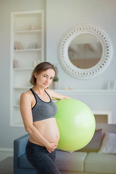 Schwangere Beim Fitball Hause Schwangerschaft Sport Fitness Menschen Und Gesunder Stockfoto