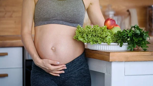 Schwangeren Bauch Und Gemüse Schwangerschaft Gesunde Ernährung Und Menschen Konzept lizenzfreie Stockbilder