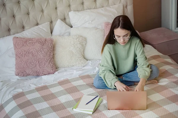 Nettes Teenager Mädchen Das Hausaufgaben Macht Sitzt Hause Auf Dem Stockbild