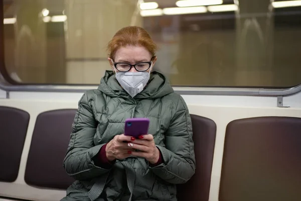 Ώριμη Γυναίκα Μάσκα Αναπνοής Χρησιμοποιούν Ένα Smartphone Και Κρατήσει Κοινωνική Εικόνα Αρχείου