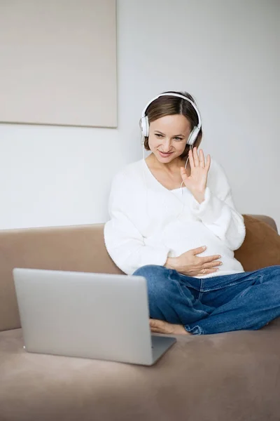 Schwangere Videochat Mit Arzt Auf Dem Tablet Professionelles Medizinisches Online lizenzfreie Stockfotos
