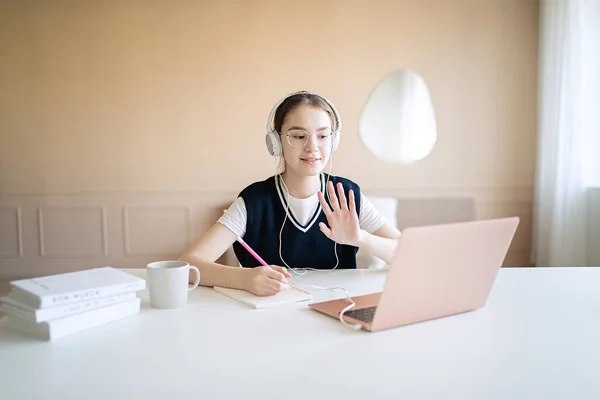 Nettes Teenager Mädchen Sitzt Mit Büchern Tisch Und Macht Hausaufgaben lizenzfreie Stockbilder