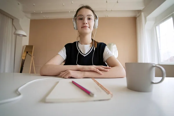 Nettes Teenager Mädchen Sitzt Mit Büchern Tisch Und Macht Hausaufgaben lizenzfreie Stockfotos