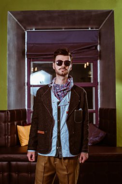 Genç şık seksi yakışıklı modeli adam rahat bez yaşam tarzı içinde gözlük