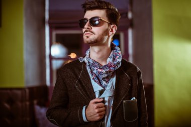 Genç şık seksi yakışıklı modeli adam rahat bez yaşam tarzı içinde gözlük