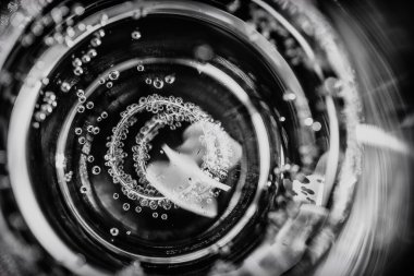 bir bardak şampanya alyans.